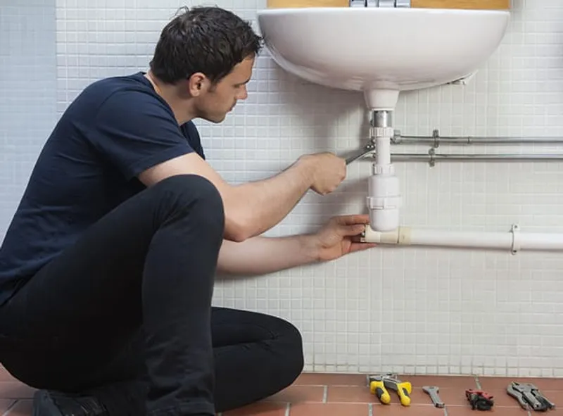 Profissional em instalações de banheiro — fotografia ilustrativa